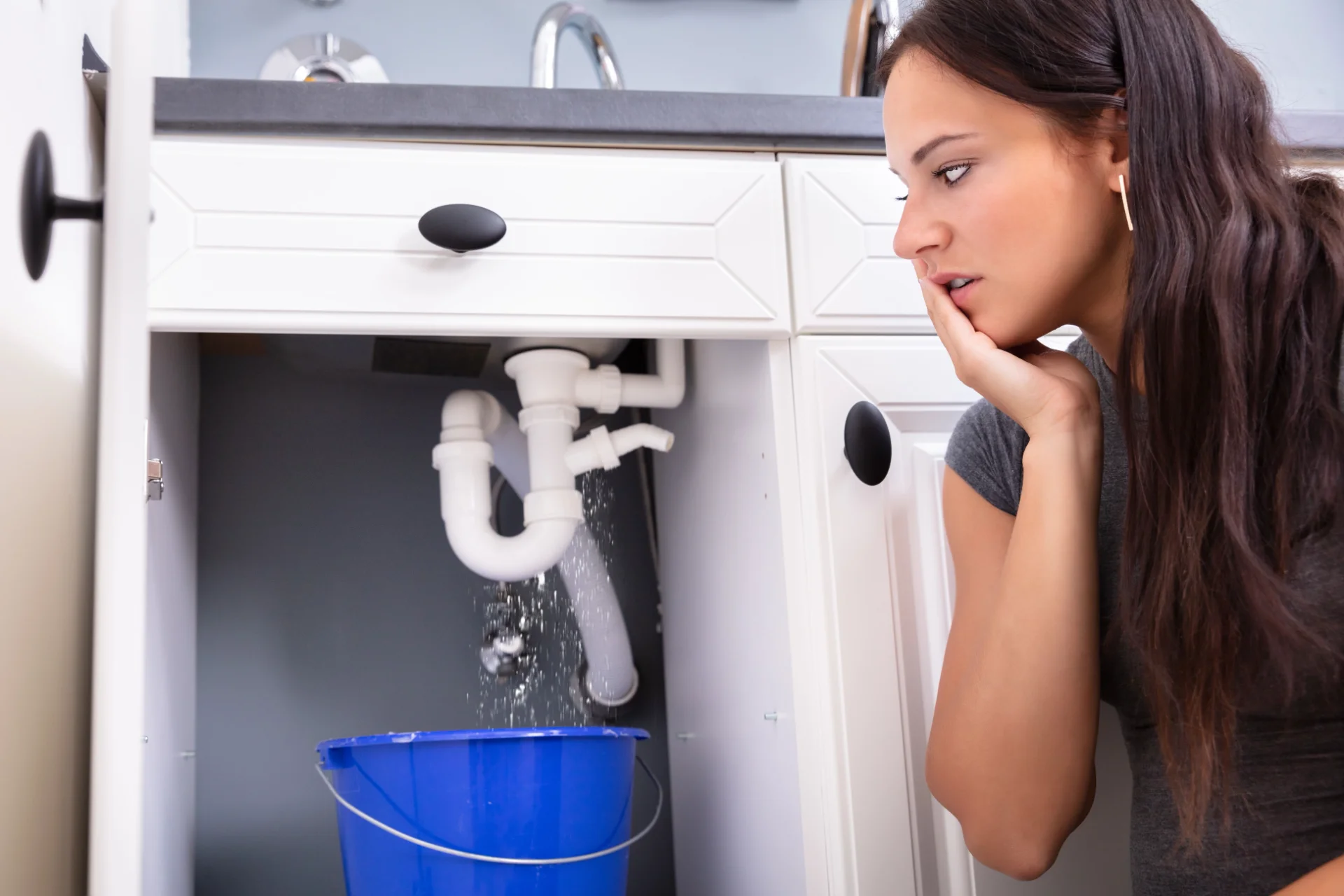 plumber-drain-cleaning-kitchen